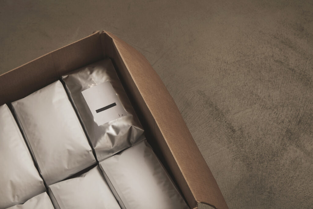 Xu Hướng Bao Bì Giấy Trong Ngành F&B 1 Closeup Opened Big Carton Box Full White Packages